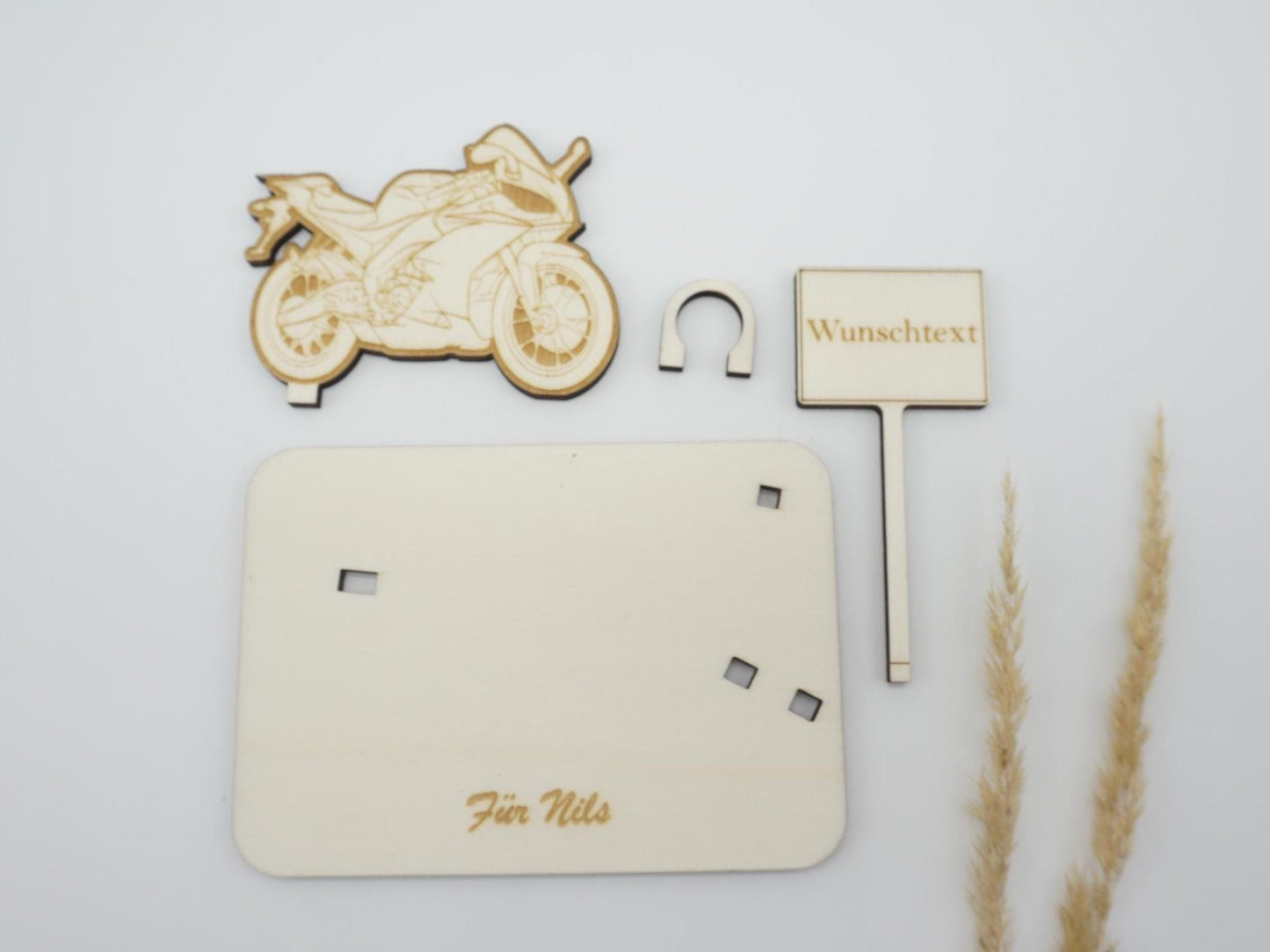 Personalisierbares Geldgeschenk Motorrad aus Holz mit Gravur, Ortsschild und Geldscheinhalter – Geschenkidee für Biker, Motorradfahrer und Motorradfans.