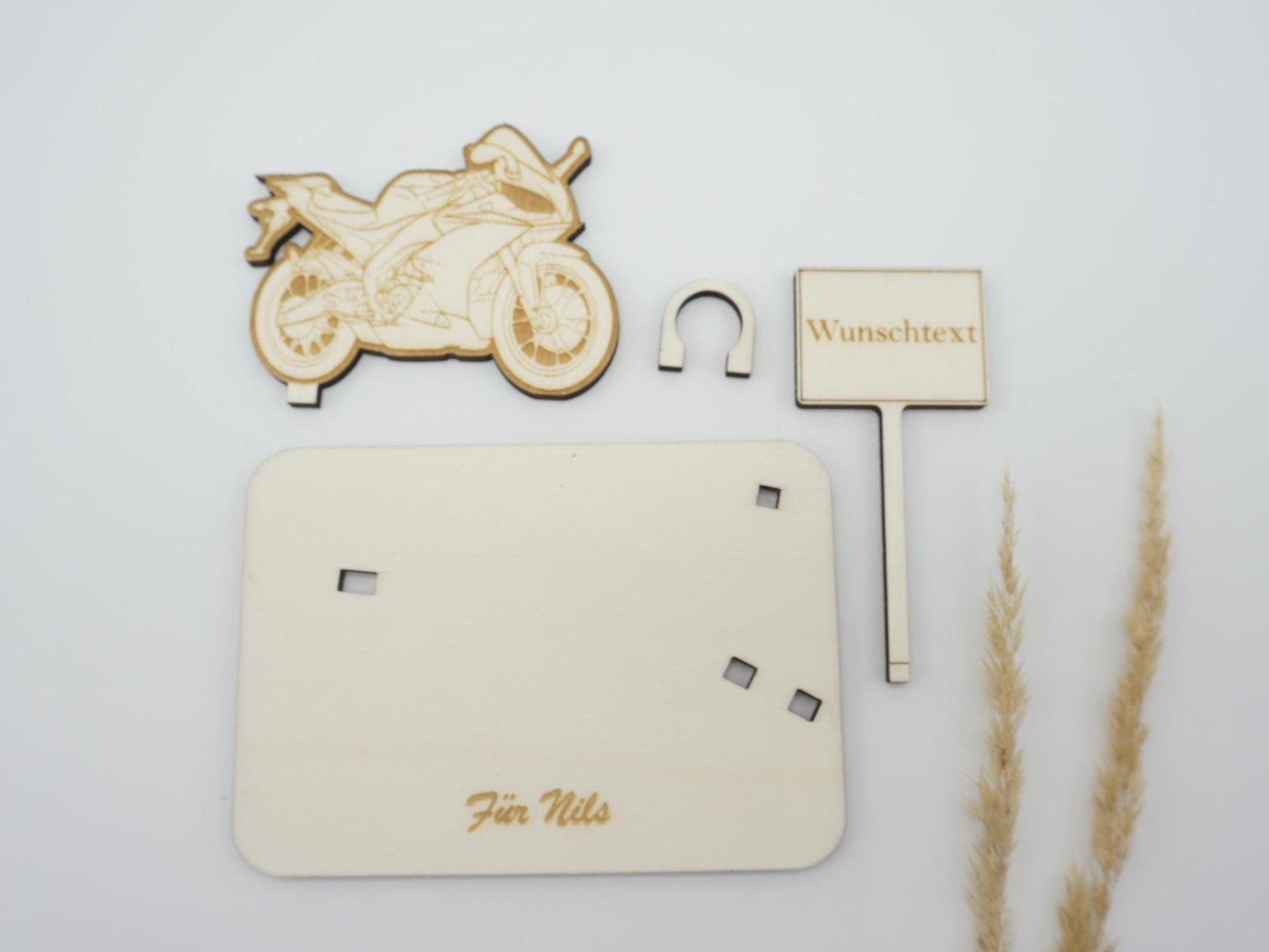 Personalisierbares Geldgeschenk Motorrad aus Holz mit Gravur, Ortsschild und Geldscheinhalter – Geschenkidee für Biker, Motorradfahrer und Motorradfans.