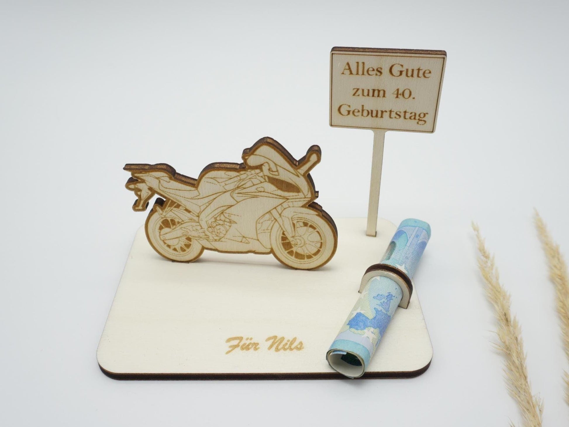 Personalisierbares Geldgeschenk Motorrad aus Holz mit Gravur, Ortsschild und Geldscheinhalter – Geschenkidee für Biker, Motorradfahrer und Motorradfans.