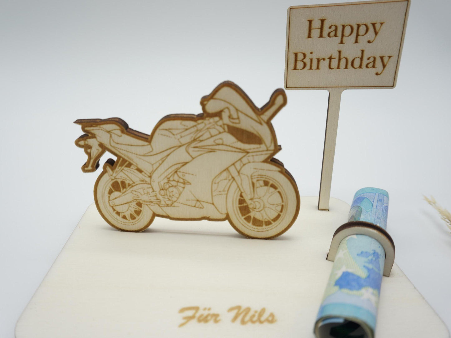 Personalisierbares Geldgeschenk Motorrad aus Holz mit Gravur, Ortsschild und Geldscheinhalter – Geschenkidee für Biker, Motorradfahrer und Motorradfans.