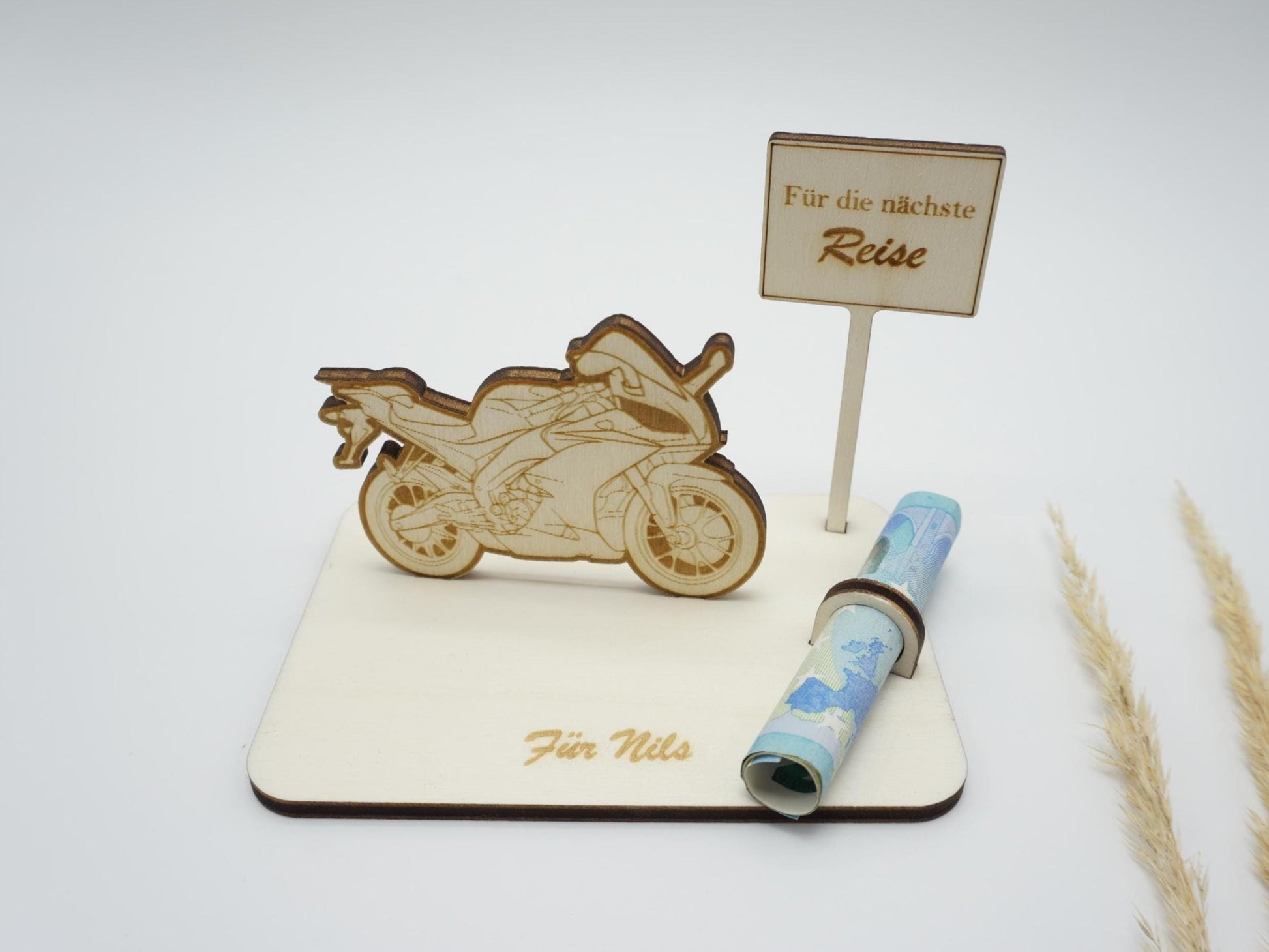 Personalisierbares Geldgeschenk Motorrad aus Holz mit Gravur, Ortsschild und Geldscheinhalter – Geschenkidee für Biker, Motorradfahrer und Motorradfans.