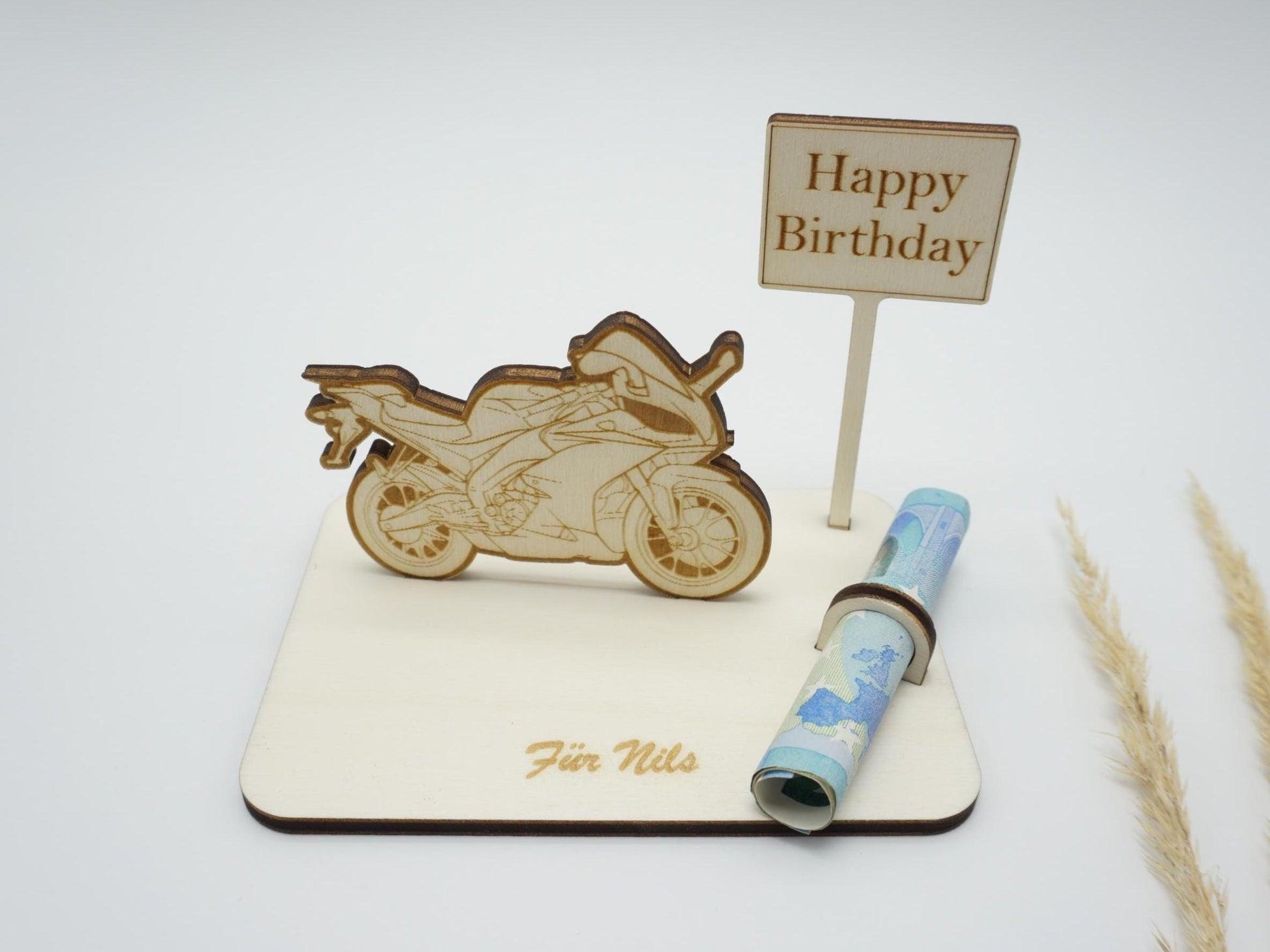 Personalisierbares Geldgeschenk Motorrad aus Holz mit Gravur, Ortsschild und Geldscheinhalter – Geschenkidee für Biker, Motorradfahrer und Motorradfans.