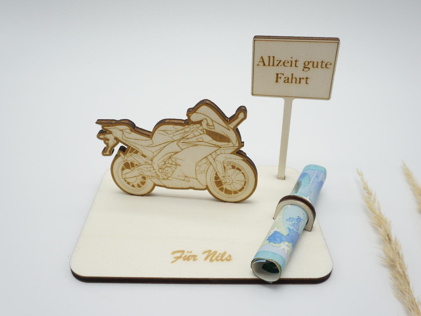 Personalisierbares Geldgeschenk Motorrad aus Holz mit Gravur, Ortsschild und Geldscheinhalter – Geschenkidee für Biker, Motorradfahrer und Motorradfans.