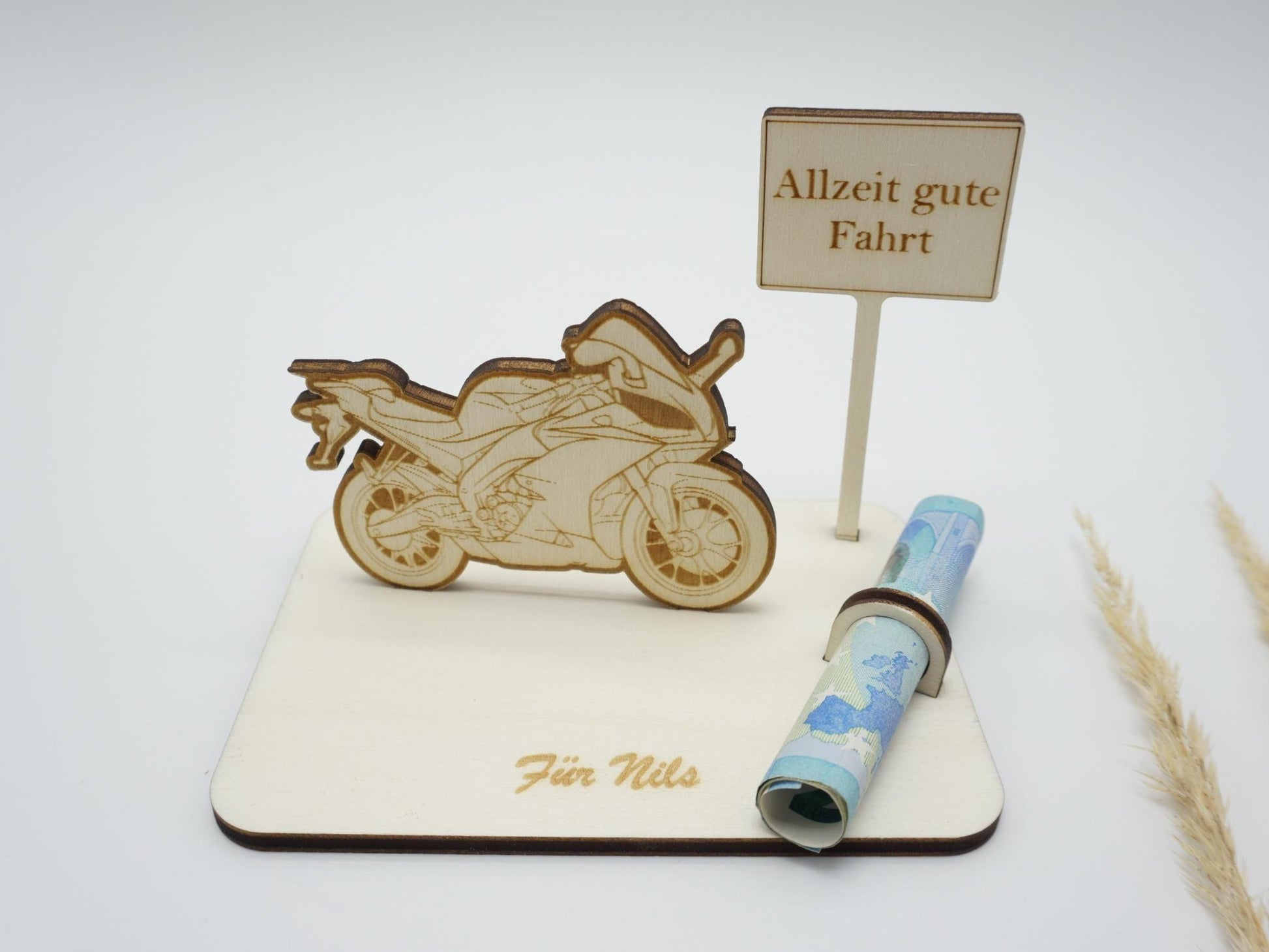 Personalisierbares Geldgeschenk Motorrad aus Holz mit Gravur, Ortsschild und Geldscheinhalter – Geschenkidee für Biker, Motorradfahrer und Motorradfans.