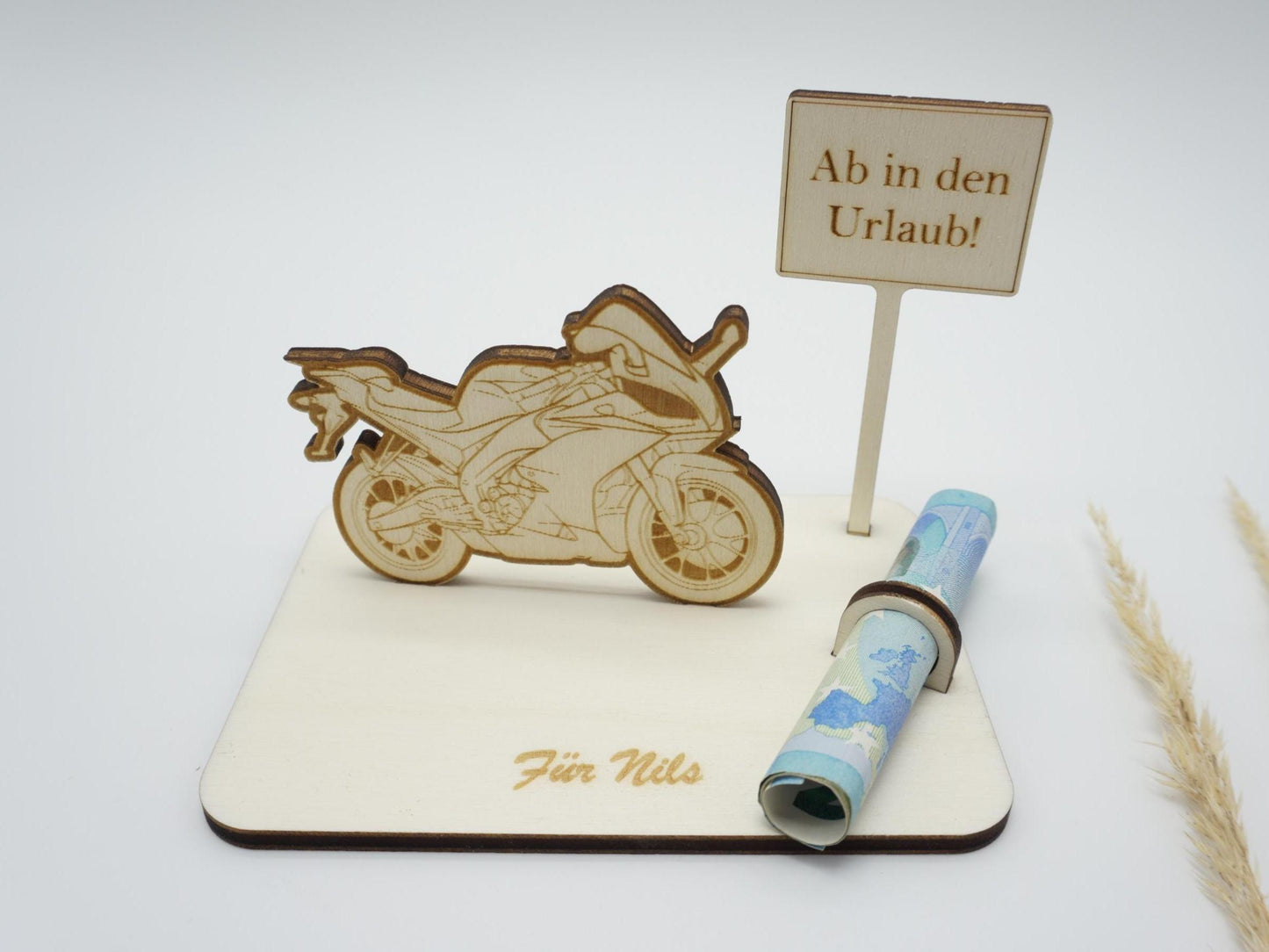 Personalisierbares Geldgeschenk Motorrad aus Holz mit Gravur, Ortsschild und Geldscheinhalter – Geschenkidee für Biker, Motorradfahrer und Motorradfans.