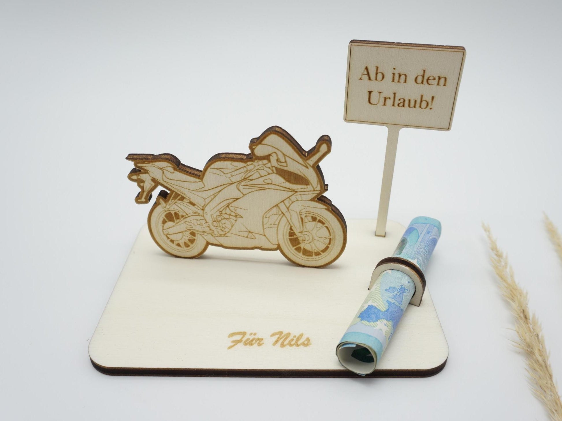 Personalisierbares Geldgeschenk Motorrad aus Holz mit Gravur, Ortsschild und Geldscheinhalter – Geschenkidee für Biker, Motorradfahrer und Motorradfans.