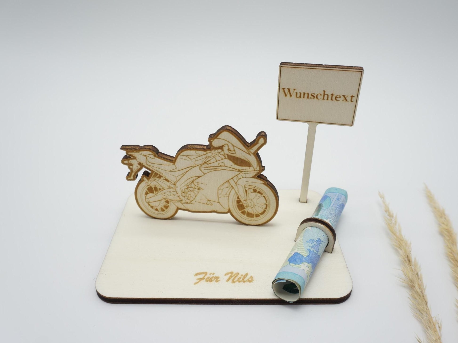 Personalisierbares Geldgeschenk Motorrad aus Holz mit Gravur, Ortsschild und Geldscheinhalter – Geschenkidee für Biker, Motorradfahrer und Motorradfans.