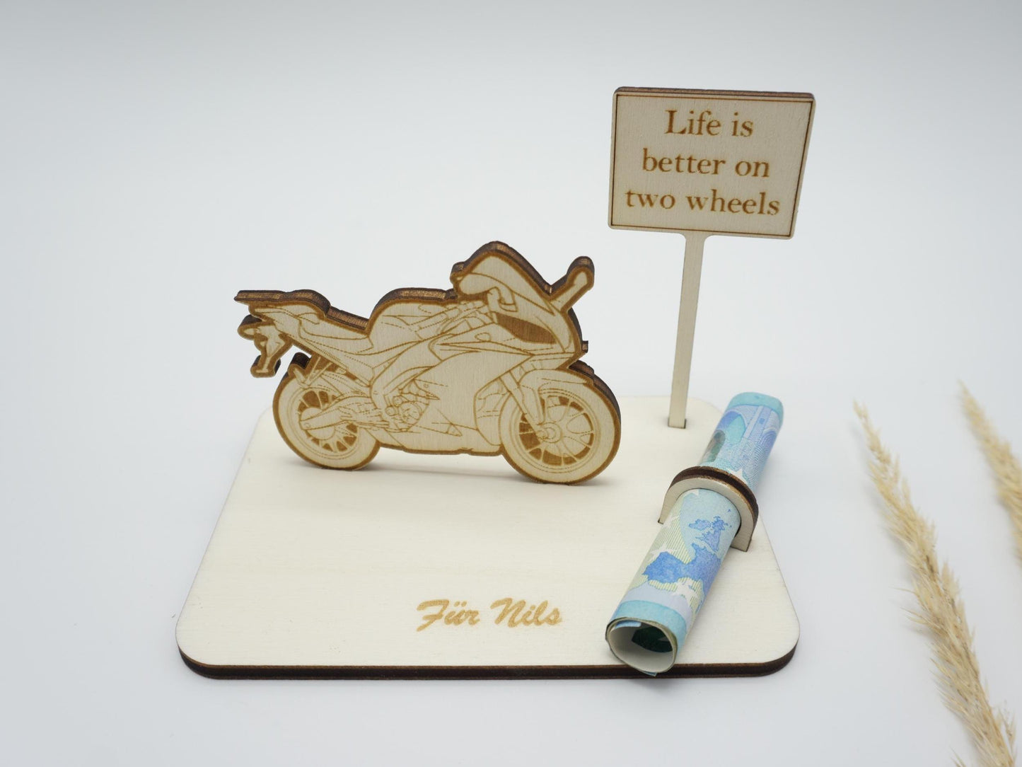 Personalisierbares Geldgeschenk Motorrad aus Holz mit Gravur, Ortsschild und Geldscheinhalter – Geschenkidee für Biker, Motorradfahrer und Motorradfans.