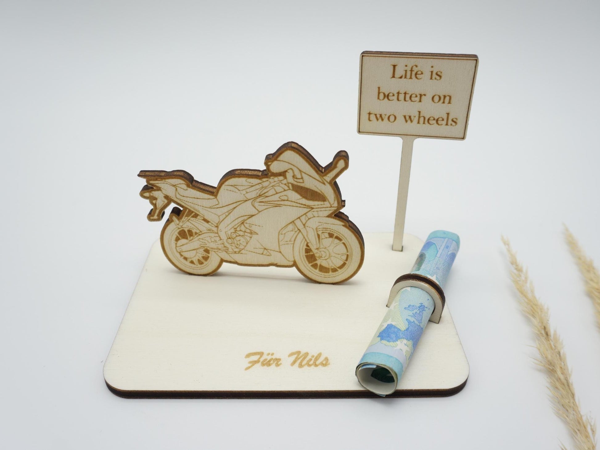 Personalisierbares Geldgeschenk Motorrad aus Holz mit Gravur, Ortsschild und Geldscheinhalter – Geschenkidee für Biker, Motorradfahrer und Motorradfans.