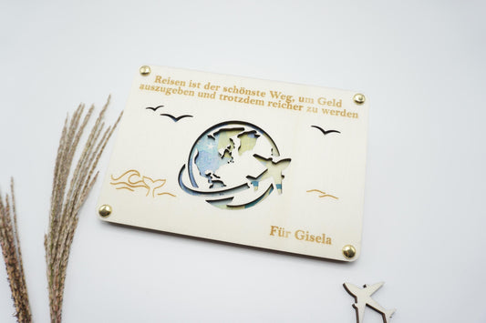 Personalisierbares Geldgeschenk aus Holz mit Weltkarte und Flugzeug – ideal für Reisegutscheine.