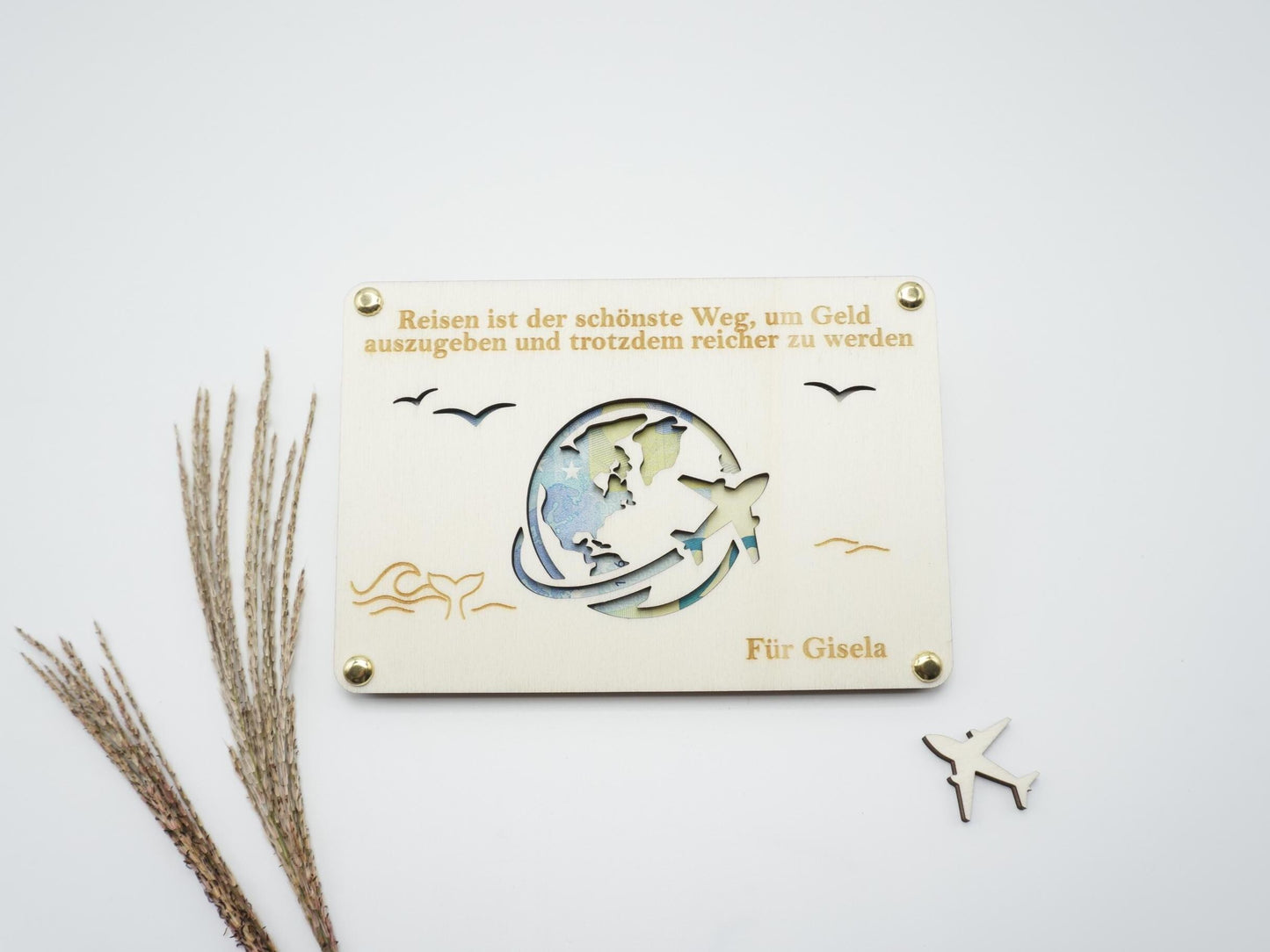 Personalisierbares Geldgeschenk aus Holz mit Weltkarte und Flugzeug – ideal für Reisegutscheine.