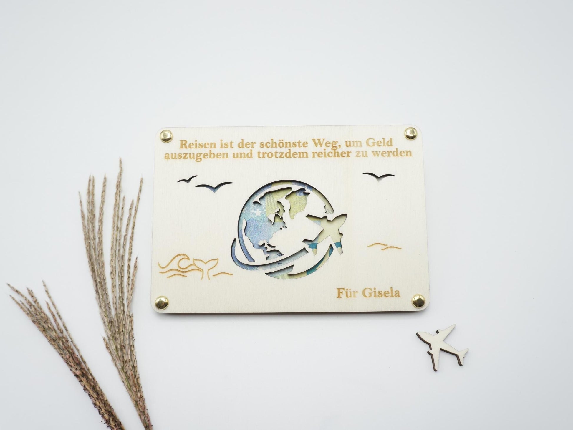 Personalisierbares Geldgeschenk aus Holz mit Weltkarte und Flugzeug – ideal für Reisegutscheine.
