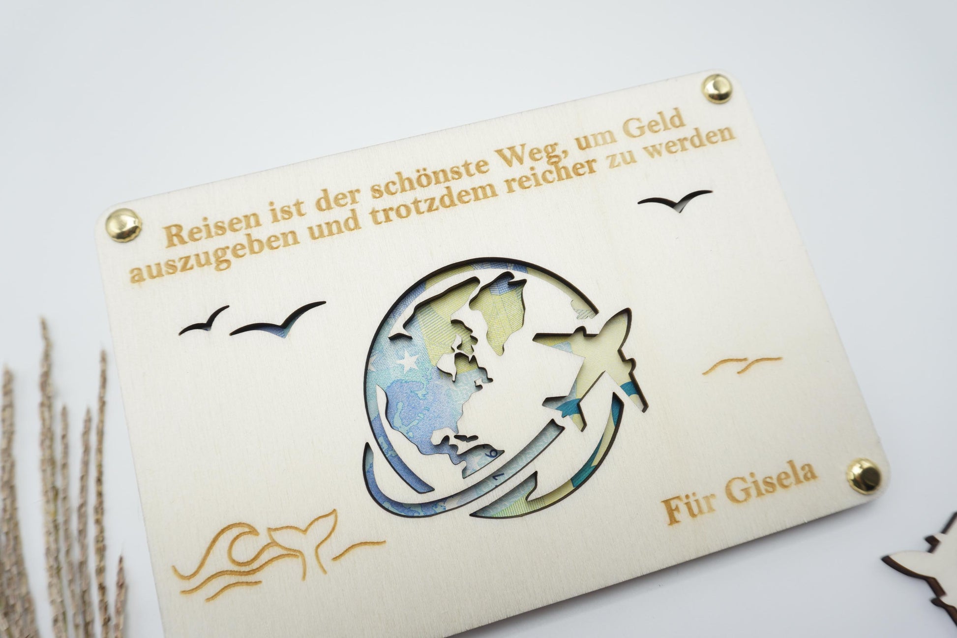 Personalisierte Holzkarte als Reisegutschein – hochwertiges Geschenk zum Urlaub.