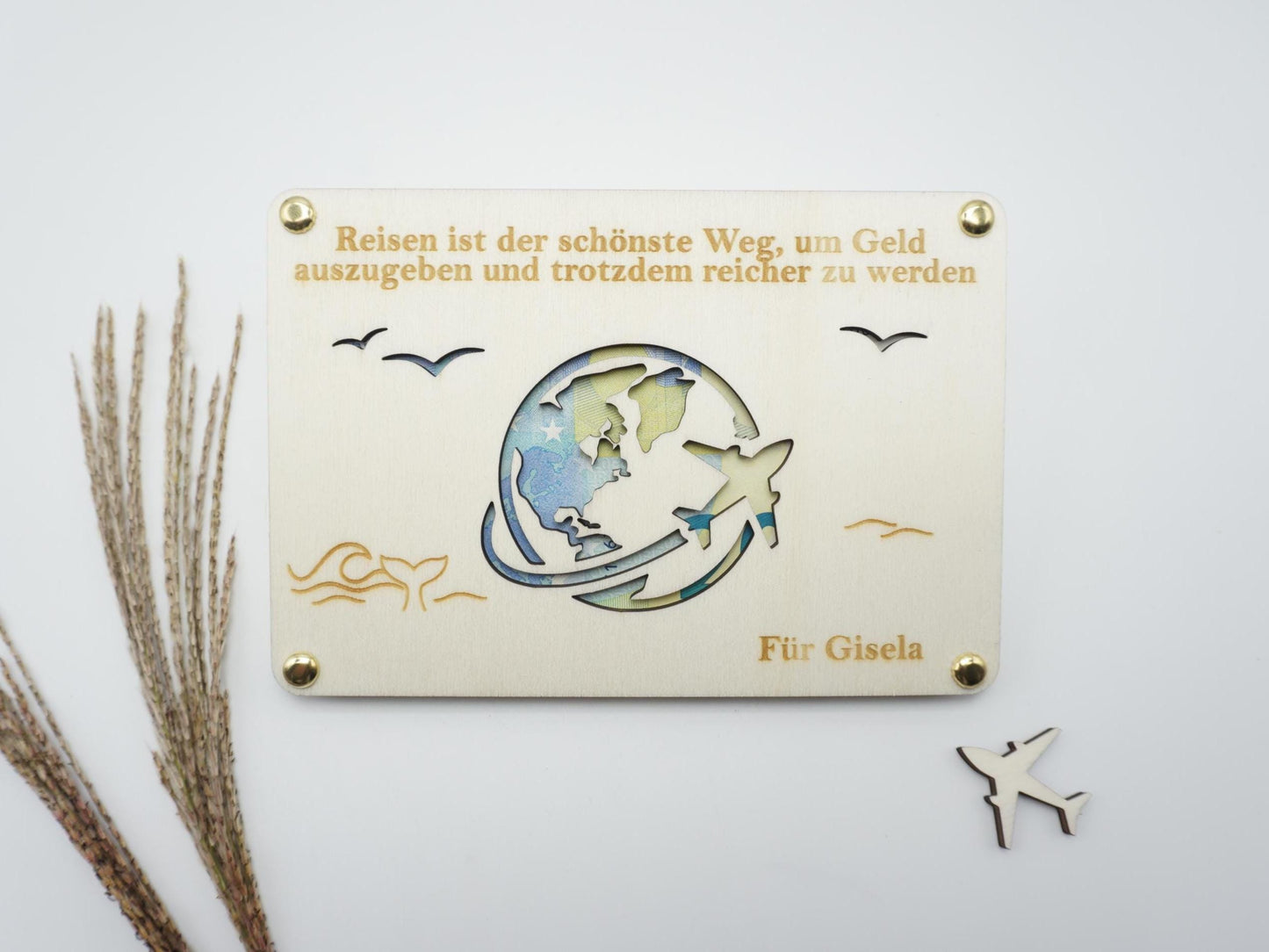 Holzkarte mit Gravur und Ausschnitt für sichtbare Geldscheine – Geschenkidee für Urlaub und Reisen.