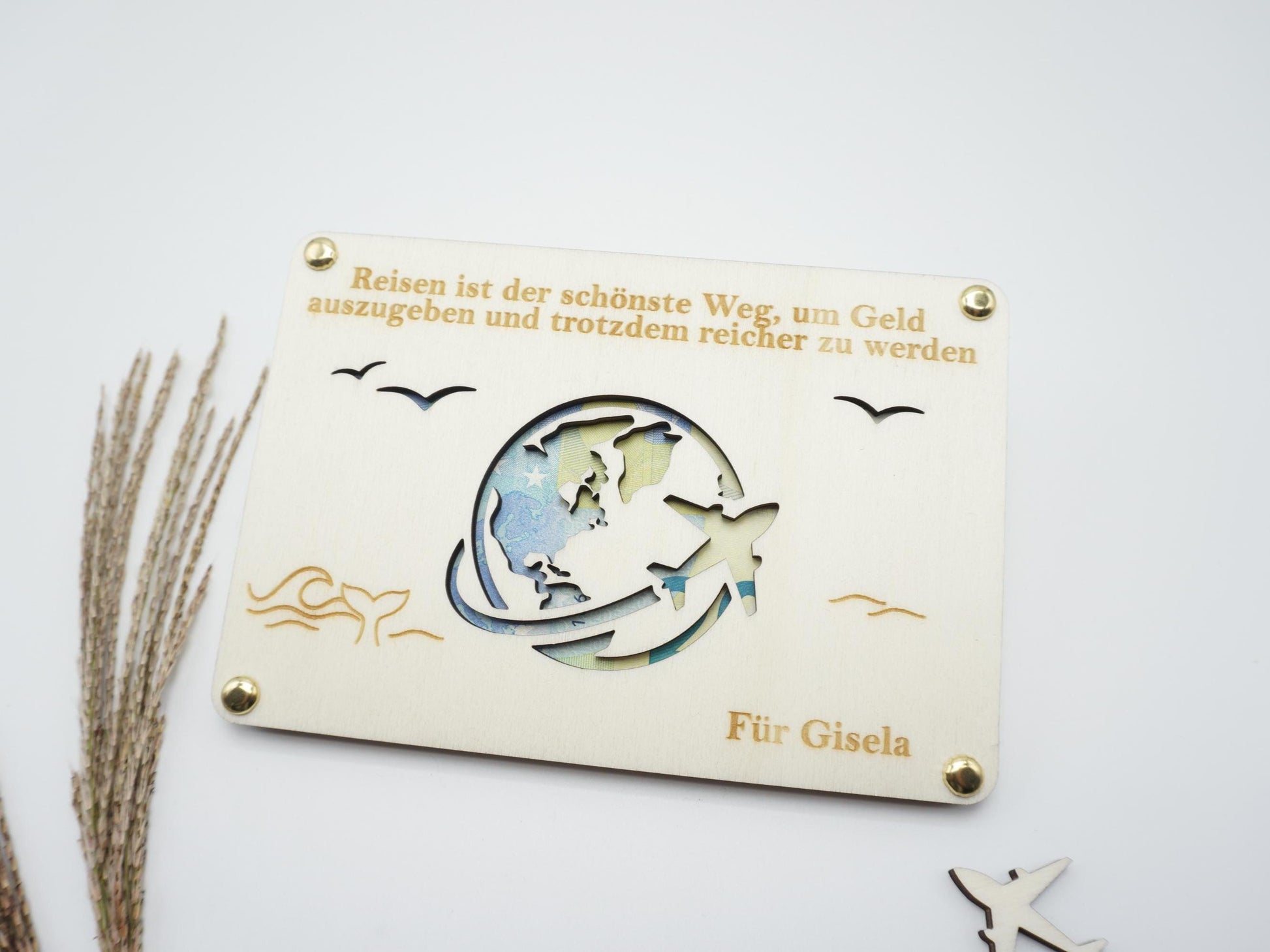 Zweiteilige Holzplatte 11×16 cm mit personalisiertem Text und Befestigungsschrauben.