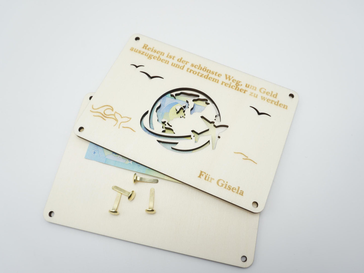 Holzkarte mit Gravur und Ausschnitt für sichtbare Geldscheine – Geschenkidee für Urlaub und Reisen.