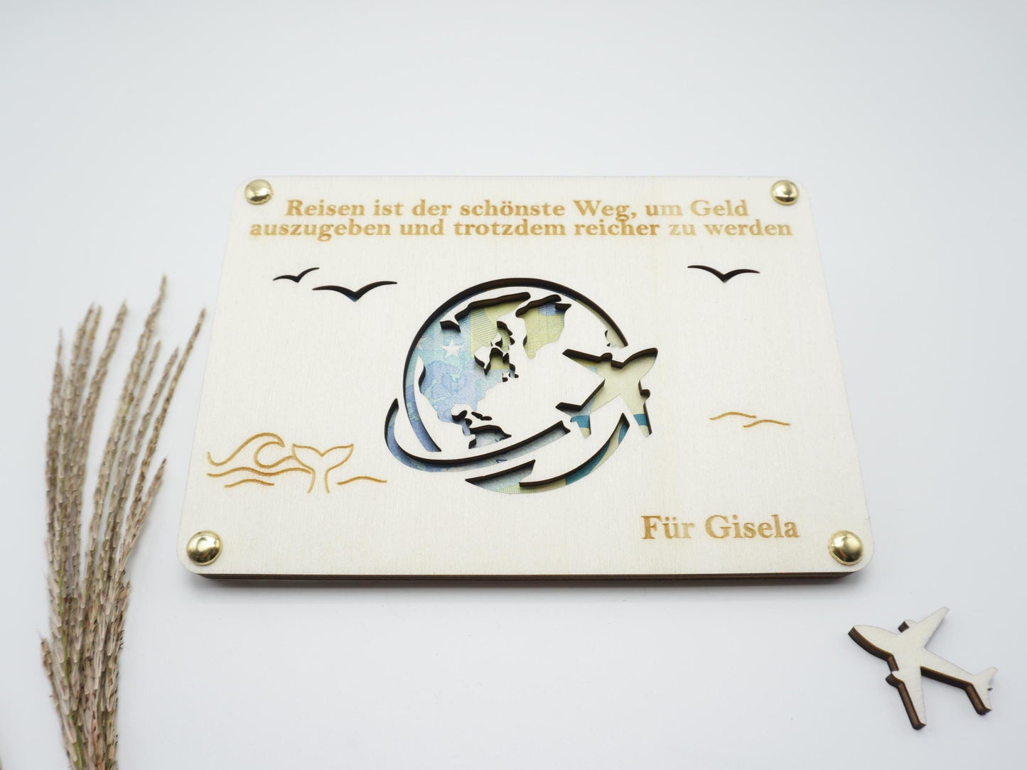 Geldgeschenk für Reisefans – Lasergravur, Weltkarten-Design und Platz für Geldscheine.