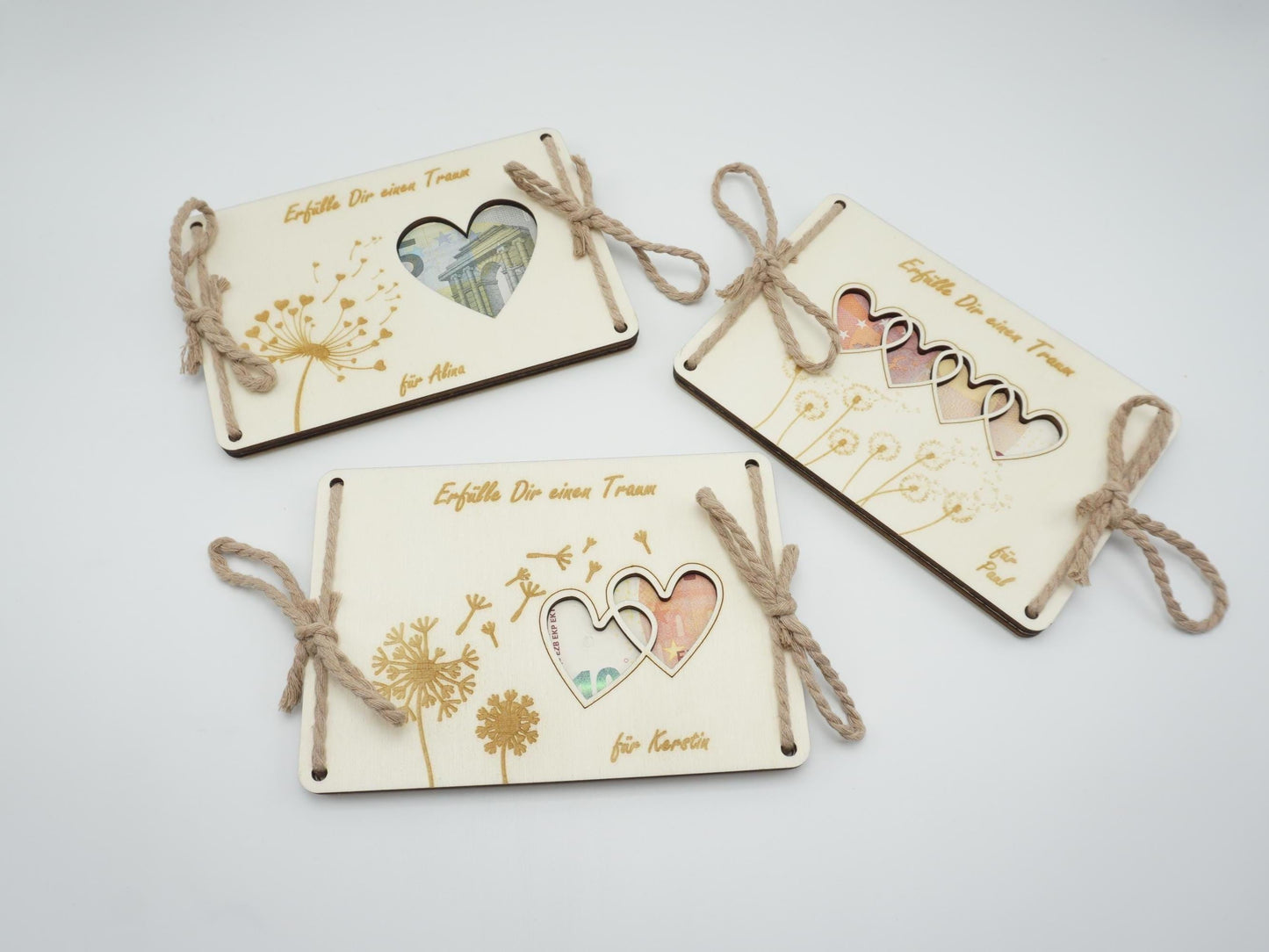 Personalisiertes Geldgeschenk aus Holz mit Herz-Ausschnitt, Pusteblumen-Motiv und Baumwollschnur – Geschenkidee für Geburtstag, Taufe, Kommunion, Hochzeit oder Abitur.
