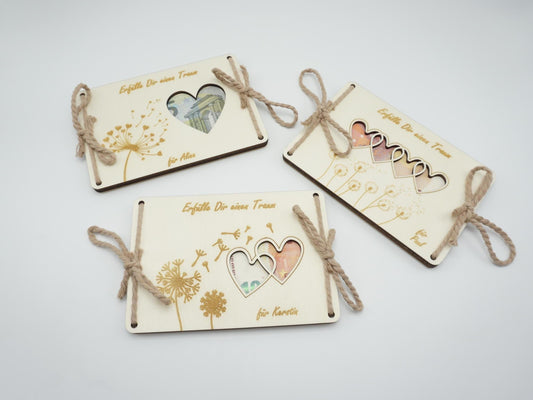 Personalisiertes Geldgeschenk aus Holz mit Herz-Ausschnitt, Pusteblumen-Motiv und Baumwollschnur – Geschenkidee für Geburtstag, Taufe, Kommunion, Hochzeit oder Abitur.