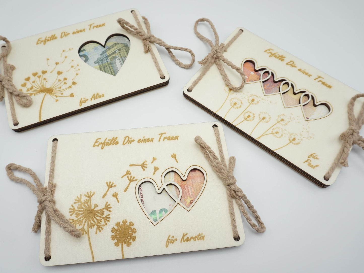 Personalisiertes Geldgeschenk aus Holz mit Herz-Ausschnitt, Pusteblumen-Motiv und Baumwollschnur – Geschenkidee für Geburtstag, Taufe, Kommunion, Hochzeit oder Abitur.