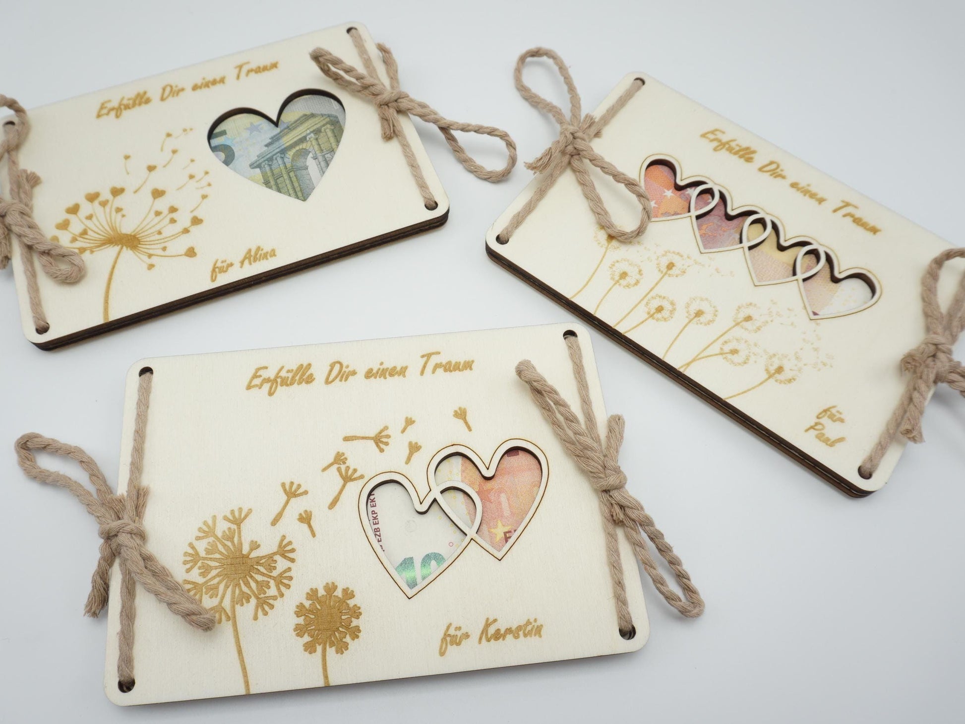 Personalisiertes Geldgeschenk aus Holz mit Herz-Ausschnitt, Pusteblumen-Motiv und Baumwollschnur – Geschenkidee für Geburtstag, Taufe, Kommunion, Hochzeit oder Abitur.