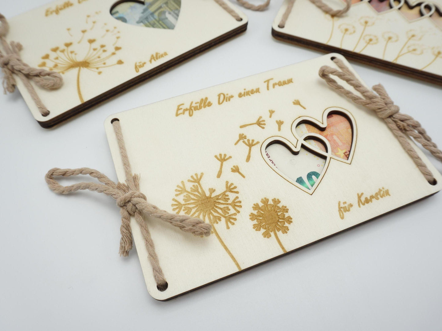Personalisiertes Geldgeschenk aus Holz mit Herz-Ausschnitt, Pusteblumen-Motiv und Baumwollschnur – Geschenkidee für Geburtstag, Taufe, Kommunion, Hochzeit oder Abitur.
