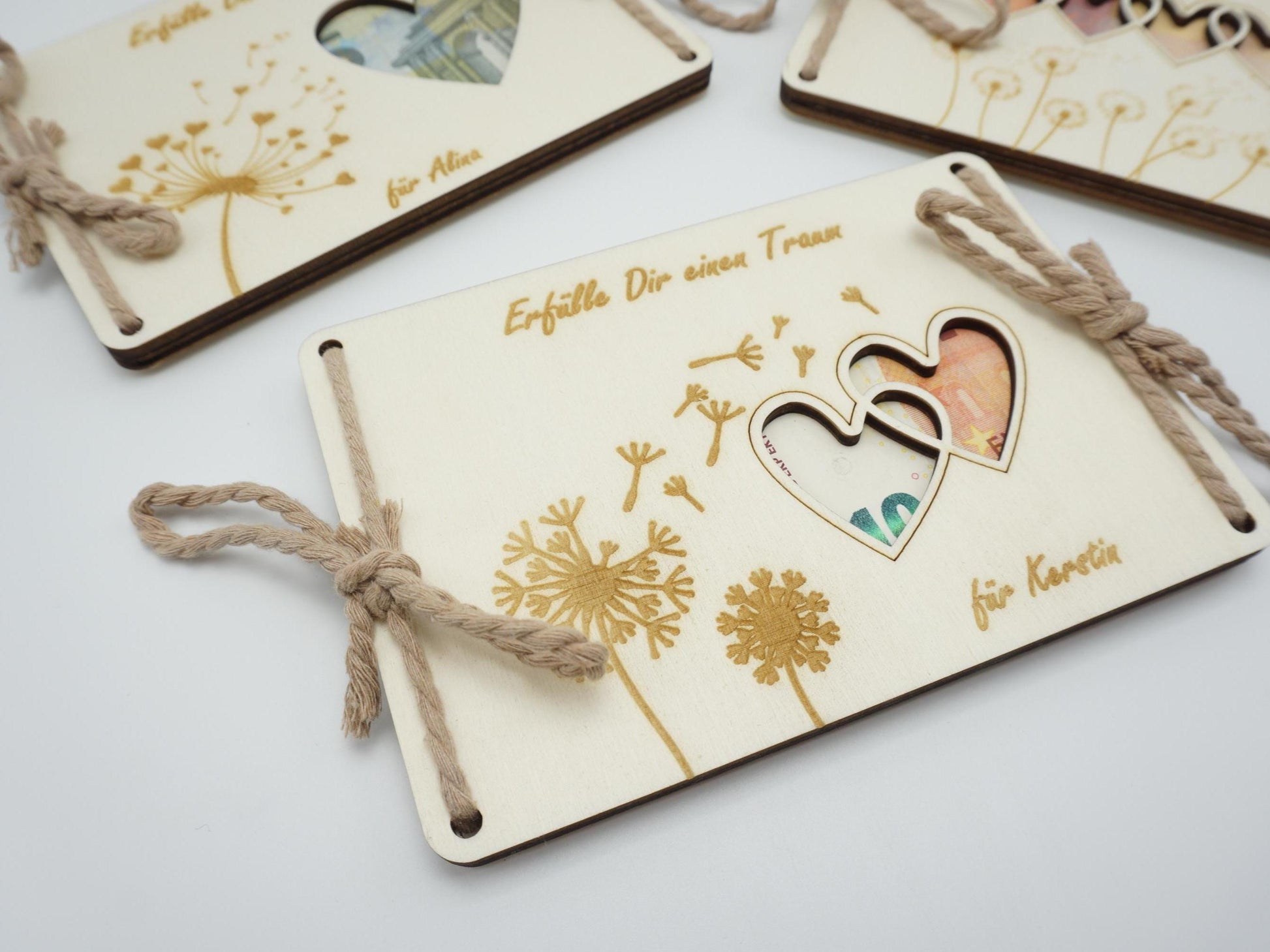 Personalisiertes Geldgeschenk aus Holz mit Herz-Ausschnitt, Pusteblumen-Motiv und Baumwollschnur – Geschenkidee für Geburtstag, Taufe, Kommunion, Hochzeit oder Abitur.