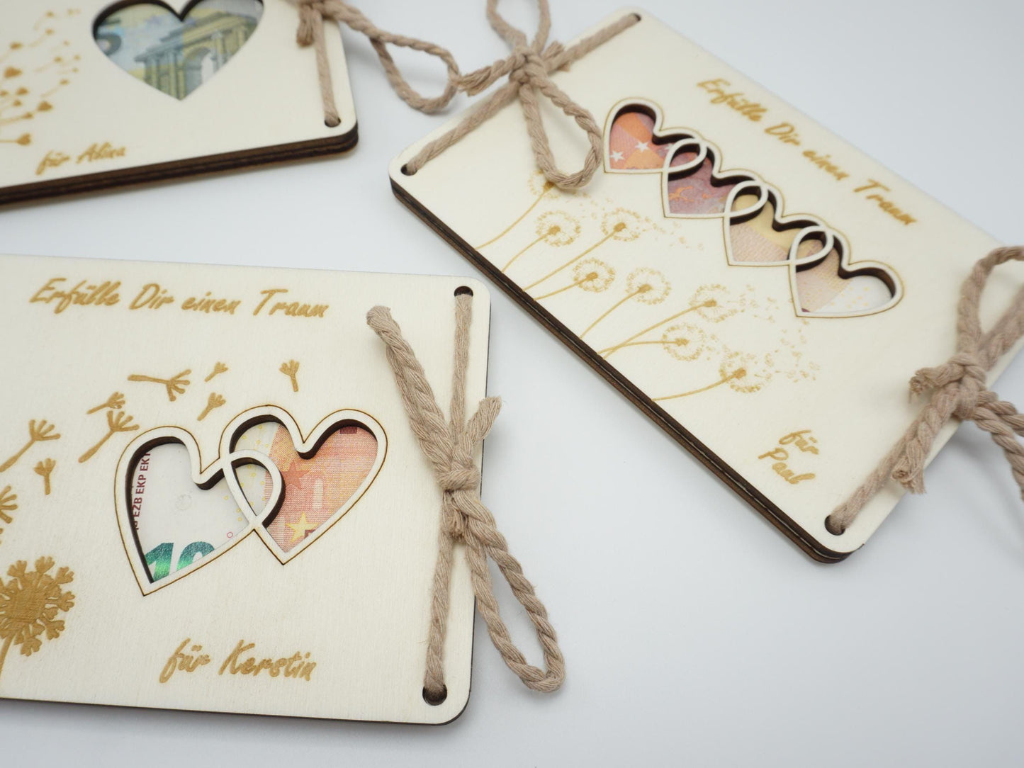 Personalisiertes Geldgeschenk aus Holz mit Herz-Ausschnitt, Pusteblumen-Motiv und Baumwollschnur – Geschenkidee für Geburtstag, Taufe, Kommunion, Hochzeit oder Abitur.