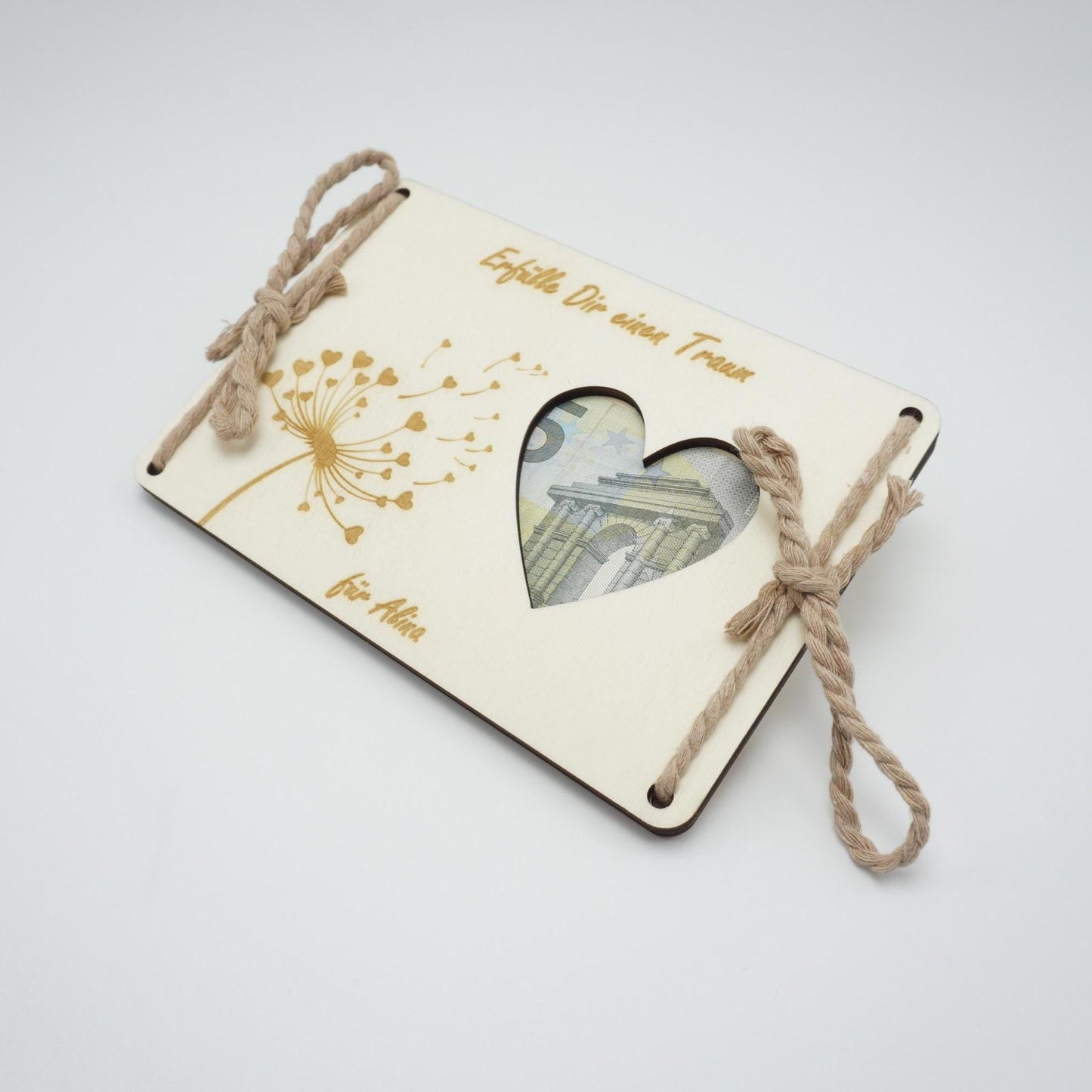 Personalisiertes Geldgeschenk aus Holz mit Herz-Ausschnitt, Pusteblumen-Motiv und Baumwollschnur – Geschenkidee für Geburtstag, Taufe, Kommunion, Hochzeit oder Abitur.