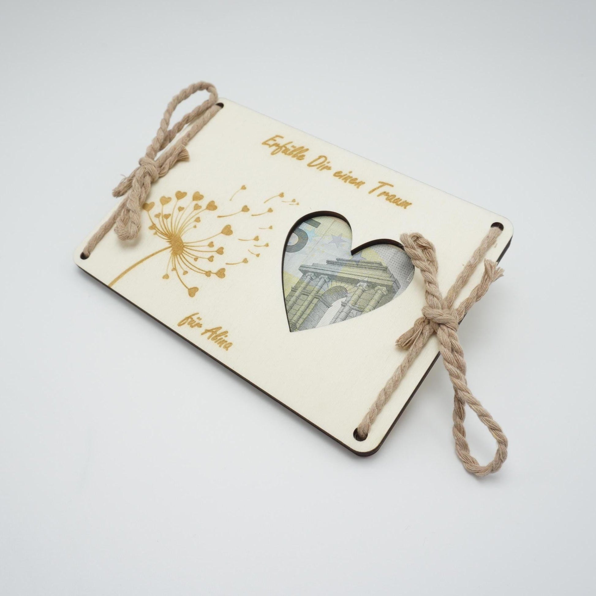 Personalisiertes Geldgeschenk aus Holz mit Herz-Ausschnitt, Pusteblumen-Motiv und Baumwollschnur – Geschenkidee für Geburtstag, Taufe, Kommunion, Hochzeit oder Abitur.
