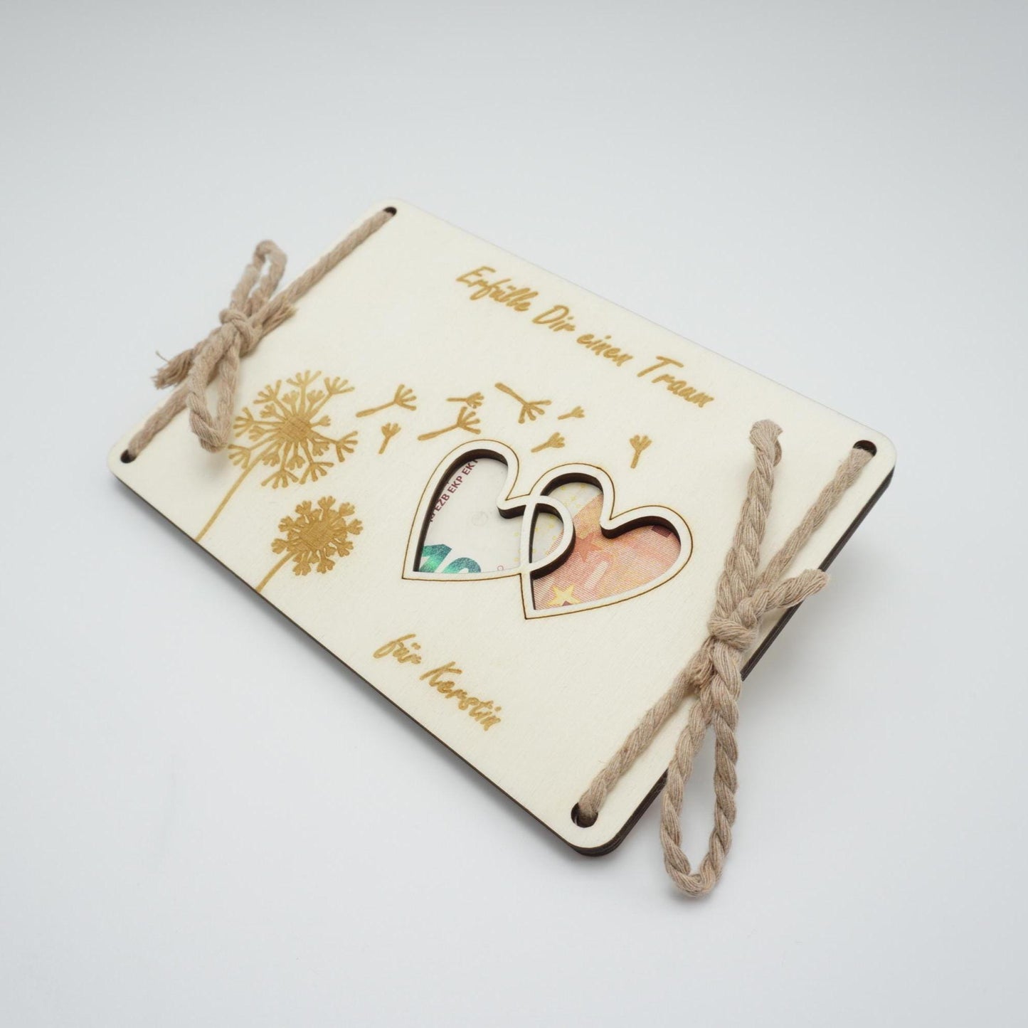 Personalisiertes Geldgeschenk aus Holz mit Herz-Ausschnitt, Pusteblumen-Motiv und Baumwollschnur – Geschenkidee für Geburtstag, Taufe, Kommunion, Hochzeit oder Abitur.