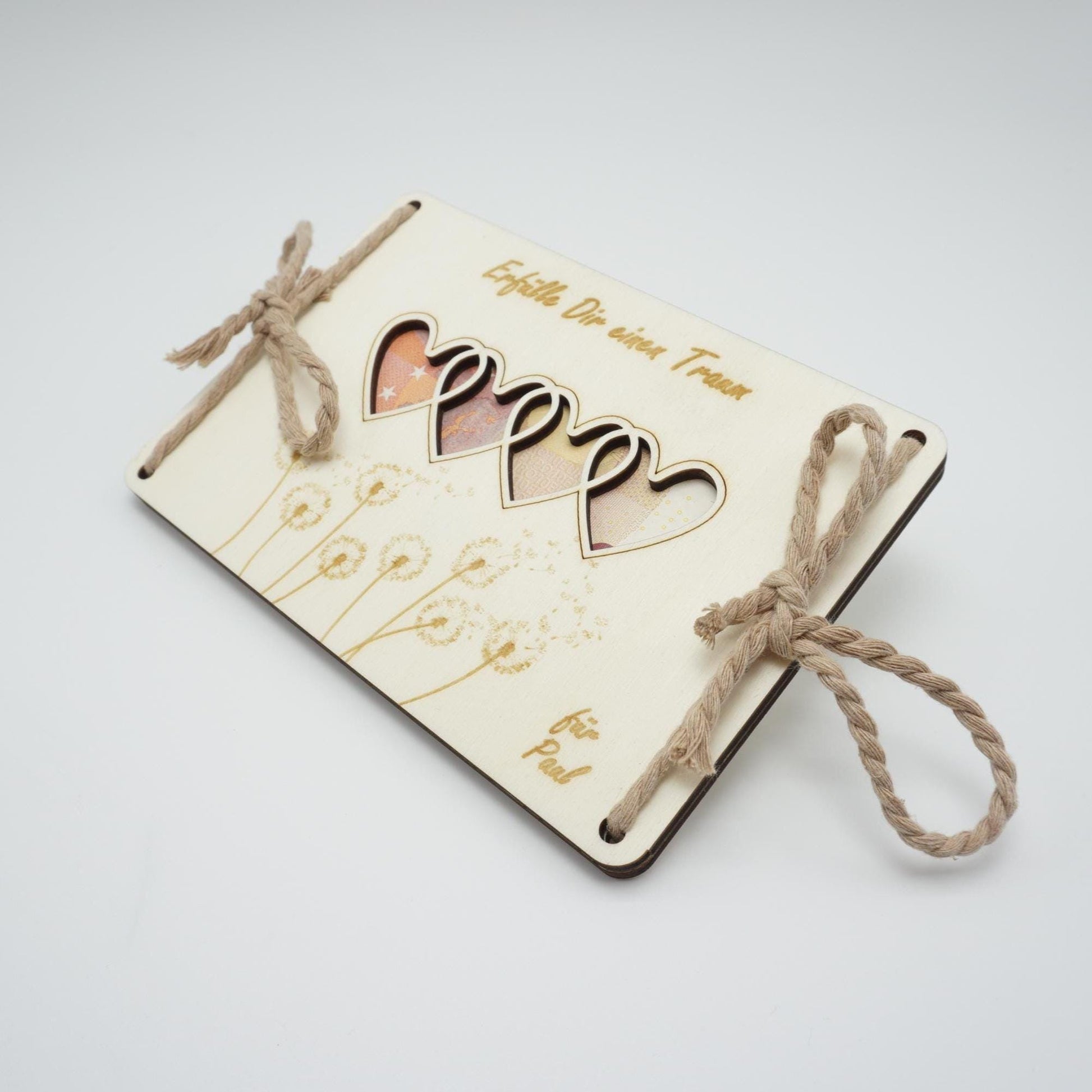 Personalisiertes Geldgeschenk aus Holz mit Herz-Ausschnitt, Pusteblumen-Motiv und Baumwollschnur – Geschenkidee für Geburtstag, Taufe, Kommunion, Hochzeit oder Abitur.