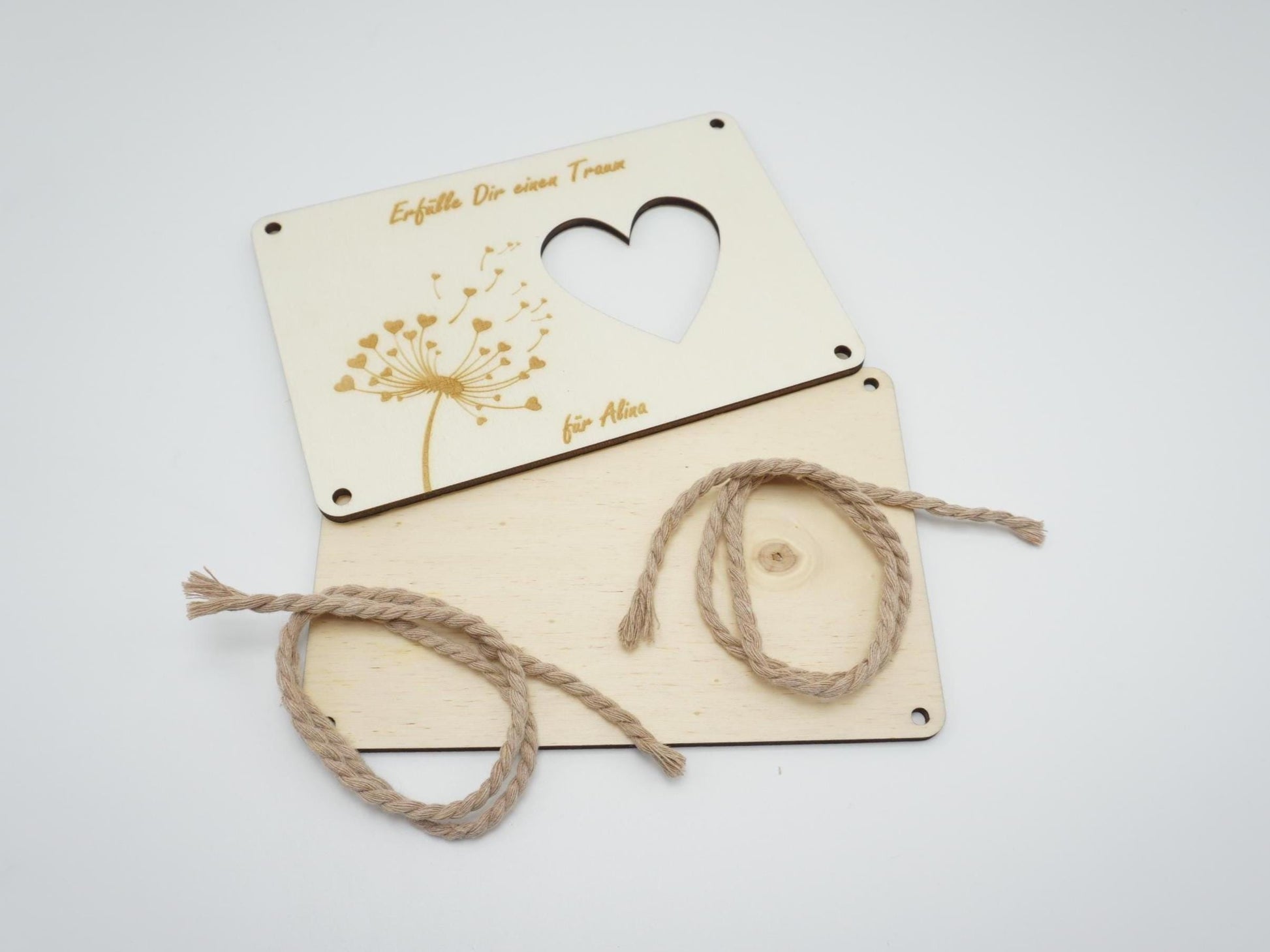 Personalisiertes Geldgeschenk aus Holz mit Herz-Ausschnitt, Pusteblumen-Motiv und Baumwollschnur – Geschenkidee für Geburtstag, Taufe, Kommunion, Hochzeit oder Abitur.