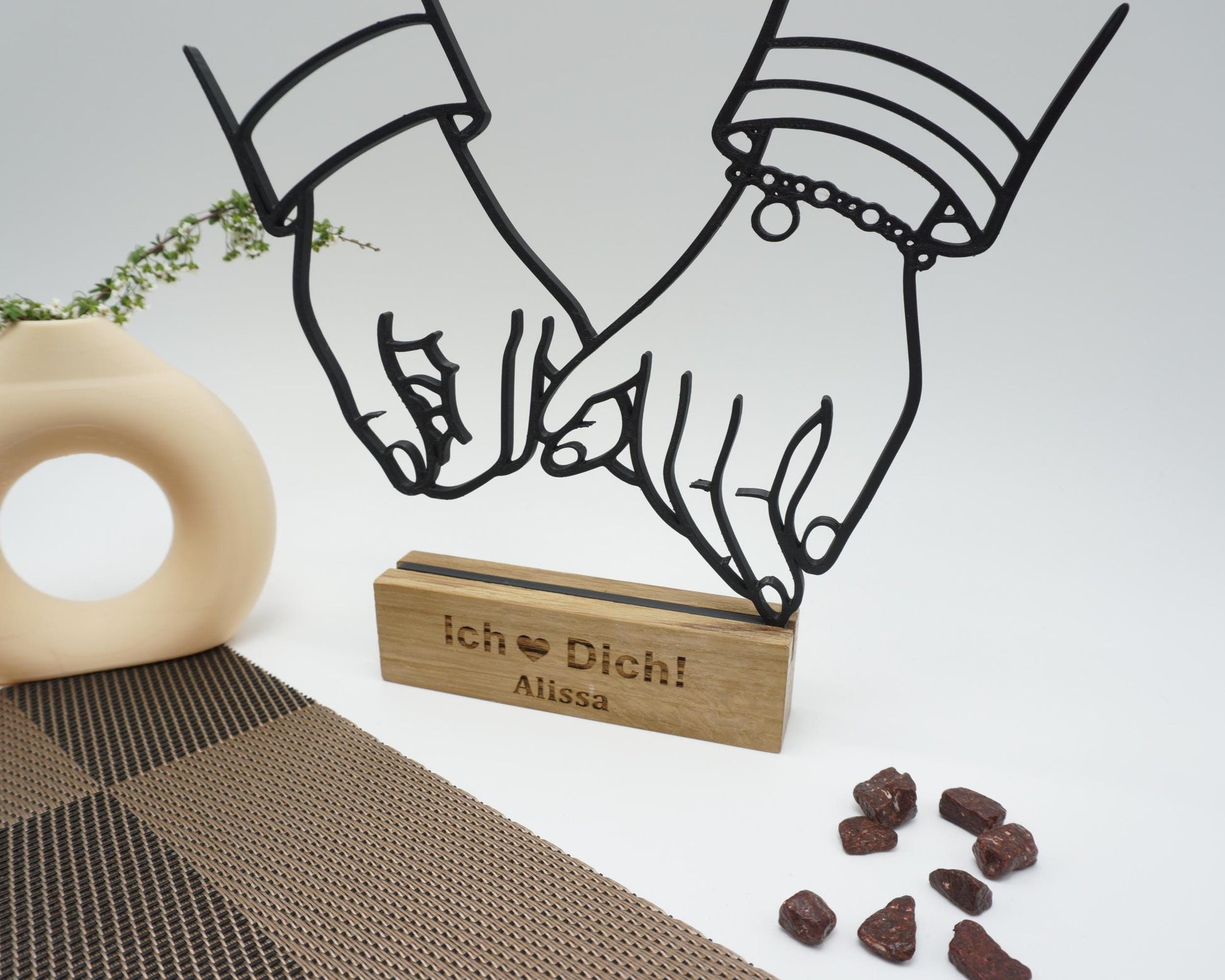 Hochwertige Line Art Deko für Paare mit Namen auf Eichenholzsockel