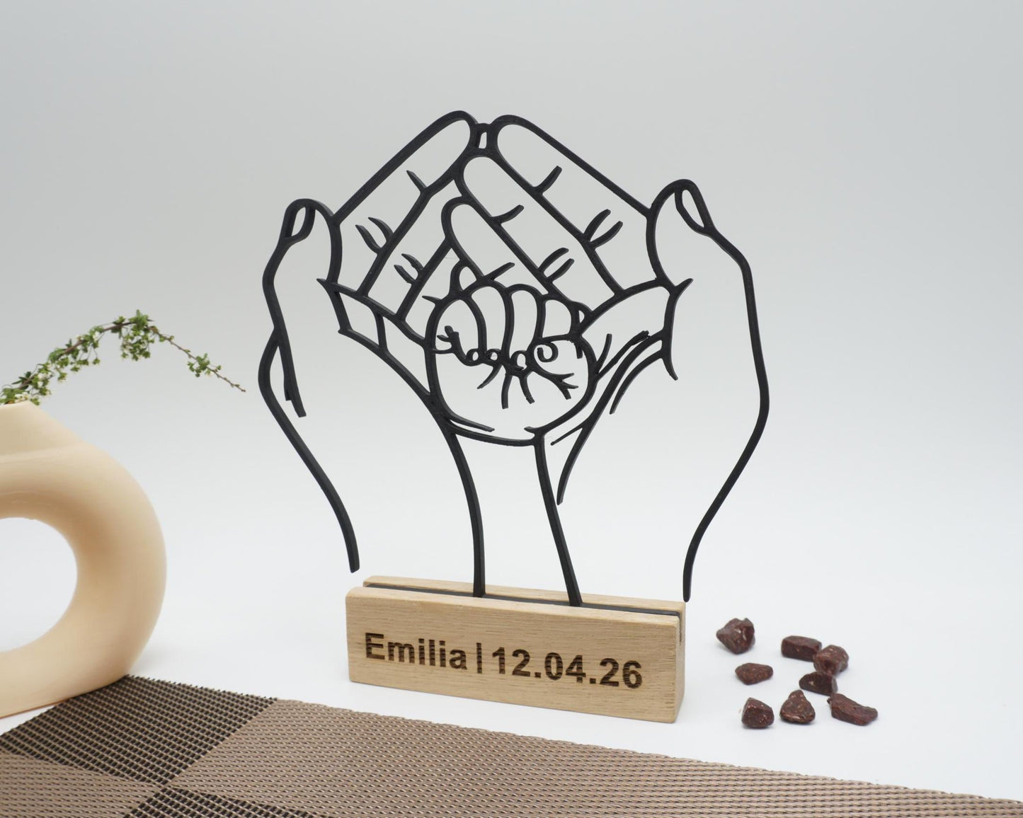 Geschenk zur Geburt Baby Hände im Holzsockel