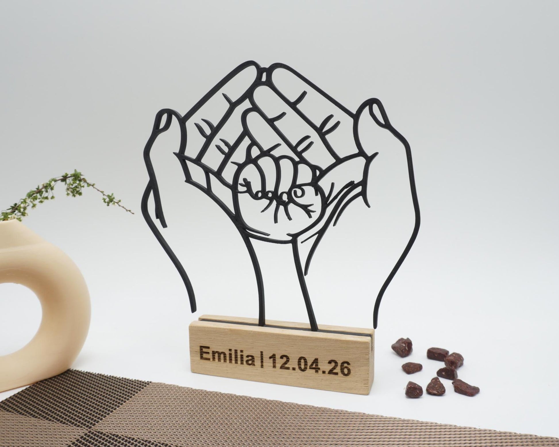 Geschenk zur Geburt Baby Hände im Holzsockel