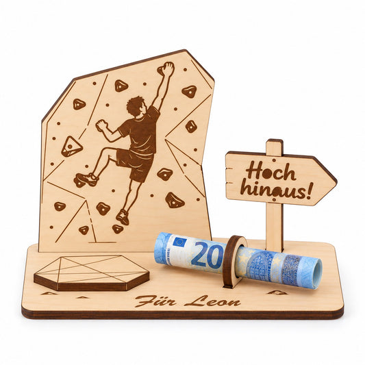 Geldgeschenk für Boulderer: Kletterwand aus Holz mit Schild Hoch hinaus und Gravur Für Leon