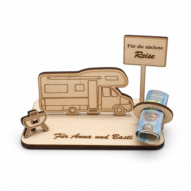 Holz-Wohnmobilgeschenk für Anna und Basti mit Grill und dem Spruch „Für die nächste Reise“ sowie Geldscheinhalter.