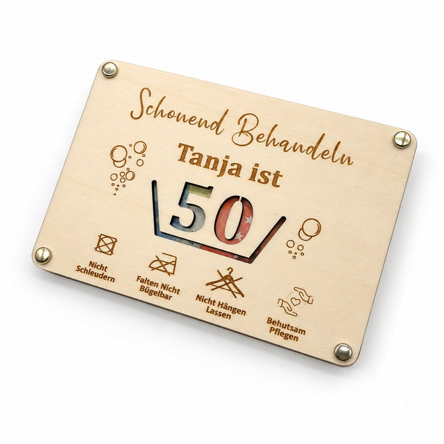 Holz-Geldgeschenkkarte „Schonend Behandeln“ zum 50. Geburtstag für Tanja.