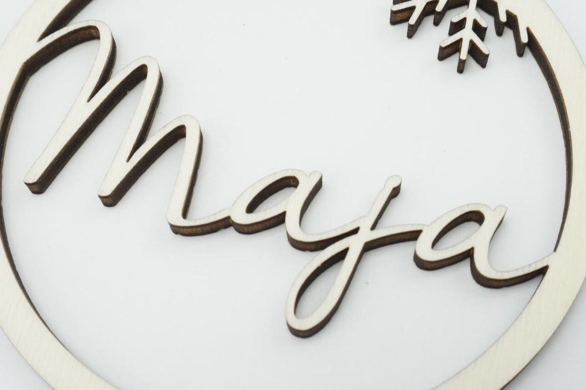 Weihnachtsanhänger mit Namen – Schneeflocke & Rentier