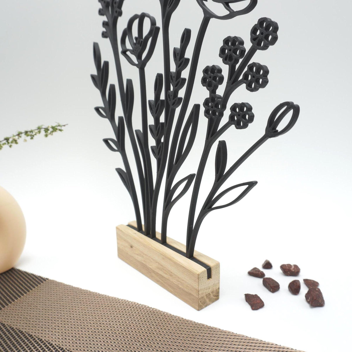 Personalisiertes Blumenmotiv mit Wunschtext auf Eiche Sockel