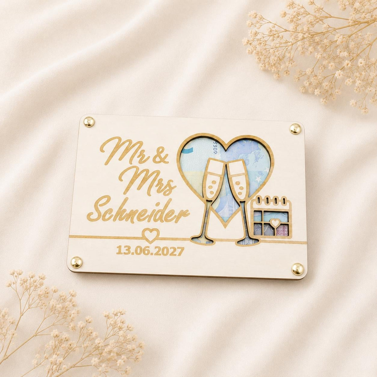 Personalisiertes Flitterwochen Geschenk aus Holz mit Herz Ausschnitt für Geldschein und gravierten Namen