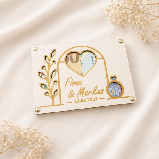 Modernes Hochzeitsmotiv aus Holz mit Namen Fiona und Markus, Datum, Herz Ausschnitt und Ring Motiv