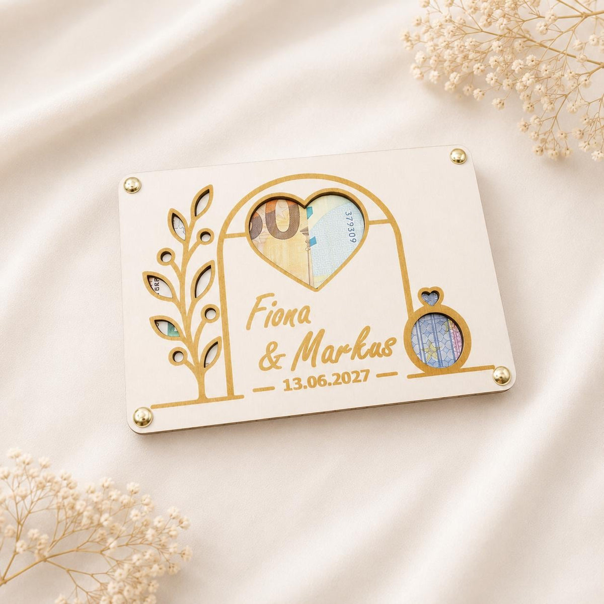 Modernes Hochzeitsmotiv aus Holz mit Namen Fiona und Markus, Datum, Herz Ausschnitt und Ring Motiv