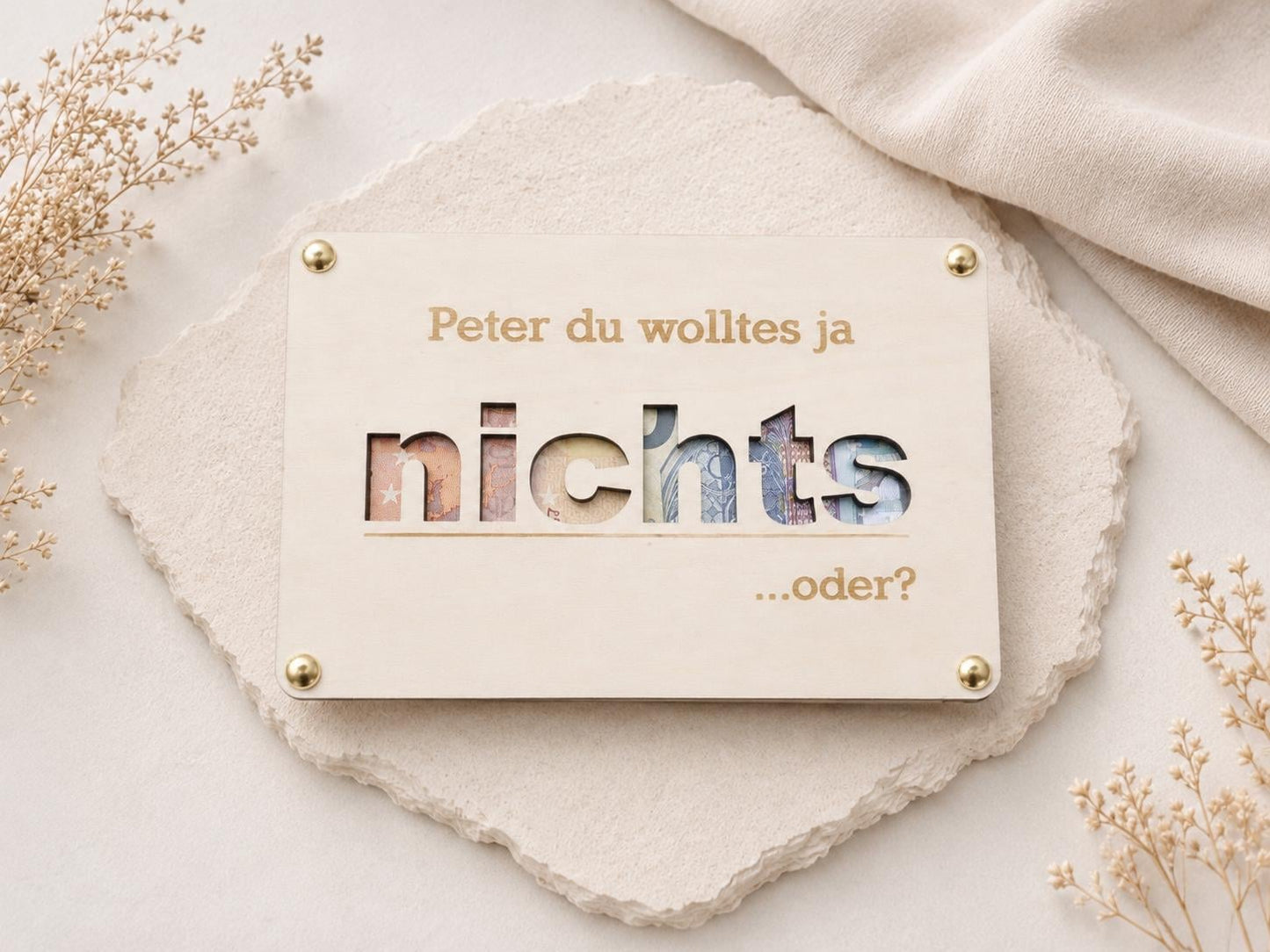 Kreative Geldverpackung aus Holz mit ausgeschnittenem Wort nichts und personalisiertem Namen.