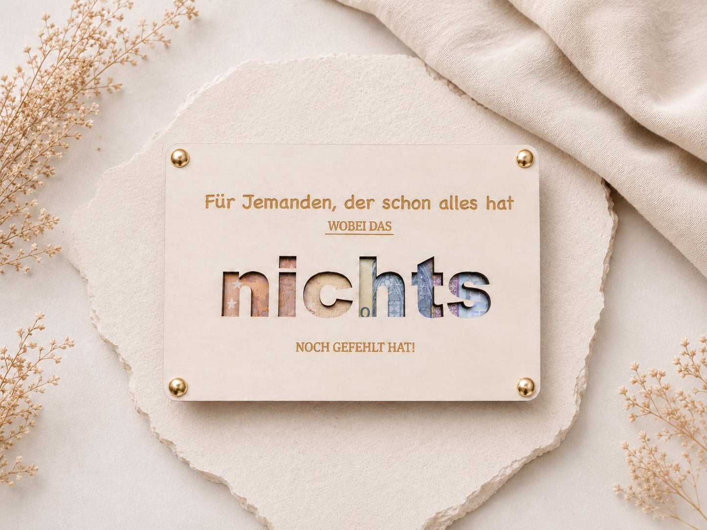 Witziges Geschenk für jemanden der alles hat mit Holzmotiv nichts und sichtbarem Geldschein.