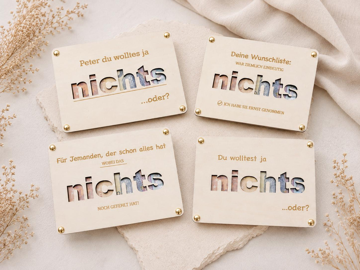 Lustiges Geldgeschenk nichts aus Holz mit vier verschiedenen Motiven als kreative Geldverpackung für Geburtstag.