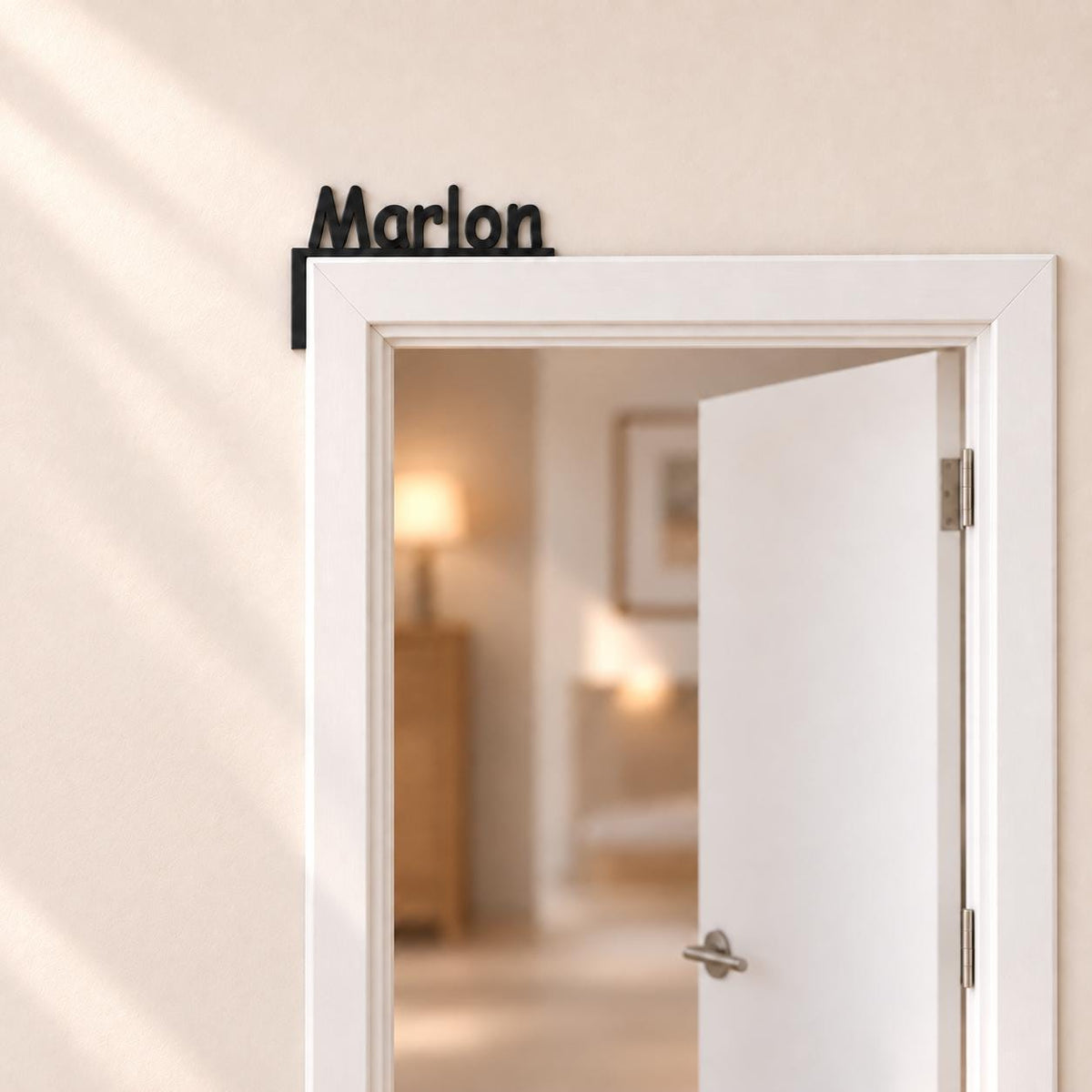 Türschild mit Namen für den Türrahmen