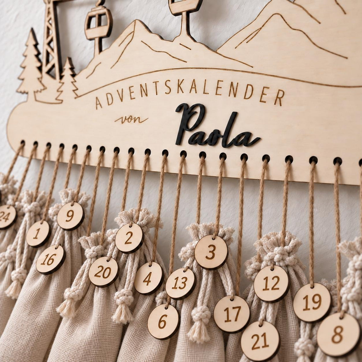 Adventskalender aus Holz mit 3D-Name – Motiv Berge & Gondeln