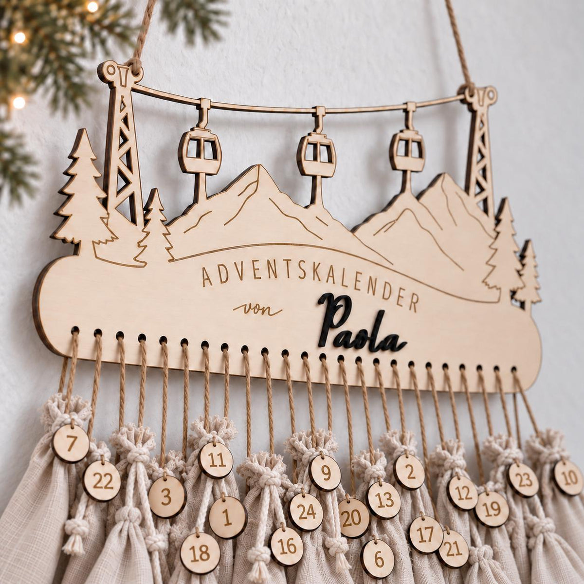 Adventskalender aus Holz mit 3D-Name – Motiv Berge & Gondeln